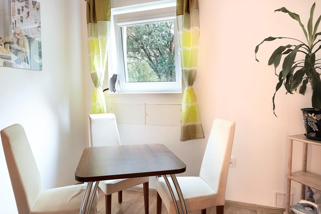 Lovely Garden Flat Near Royal Park Varsovia Habitación foto